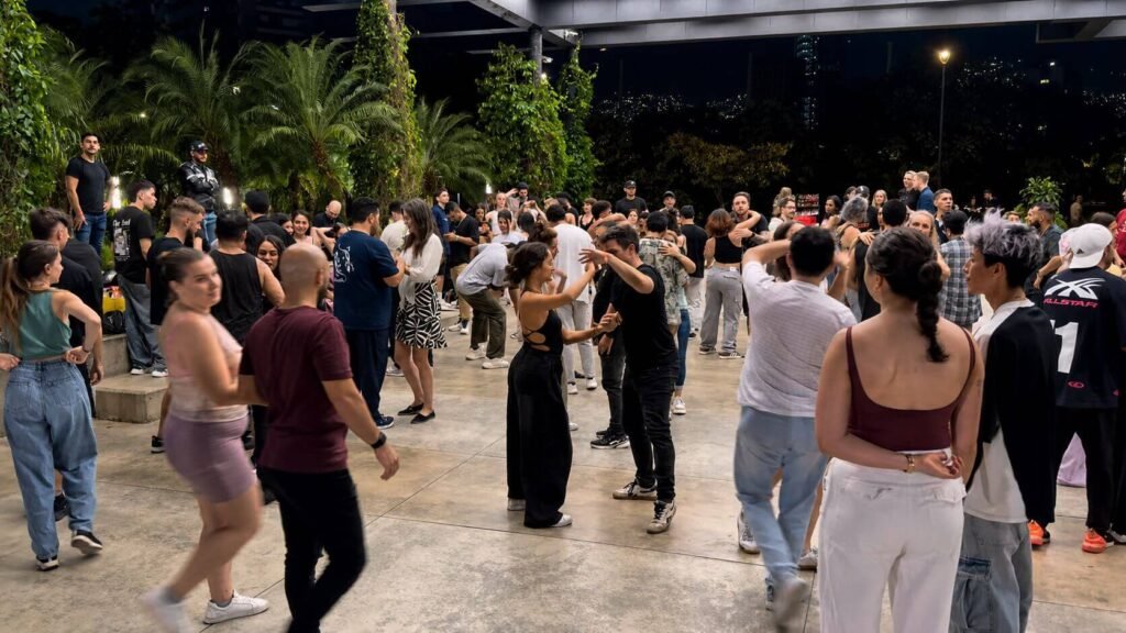 People dancing bachata at Bachata al Parque in Medellín