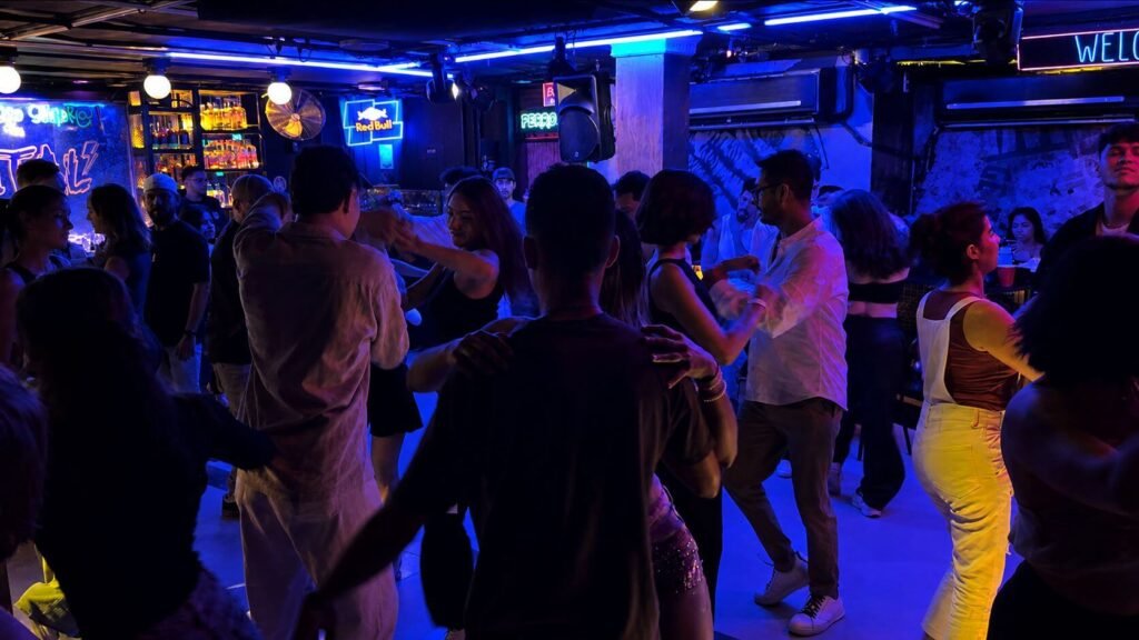 Crowded bachata social at Discoteca Brutal in Medellín